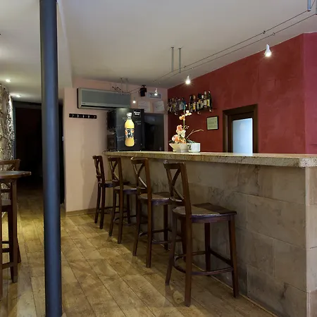 卡塞雷斯唐卡洛斯酒店