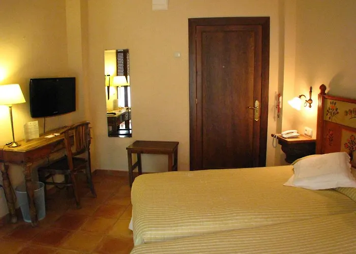 卡塞雷斯唐卡洛斯酒店 2* Caces