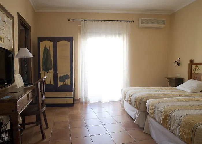 卡塞雷斯唐卡洛斯酒店 2* Caces